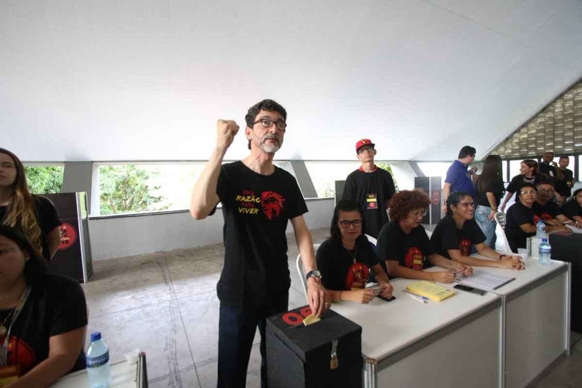 Urnas para votação foram abertas às 8h da manhã e fecham às 18h. Resultado sairá perto das 20h 