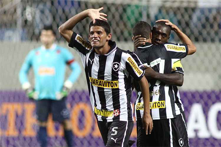 Em 2012, quando defendia o Botafogo, o volante Jadson marcou um gol contra o Cruzeiro
