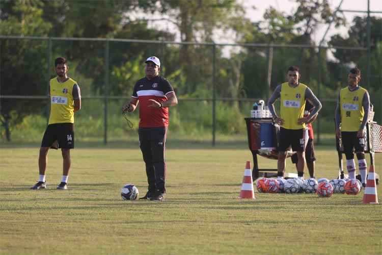 Leston Júnior comandou um treino tático na nesta quinta-feira, no campo do Hospital Português