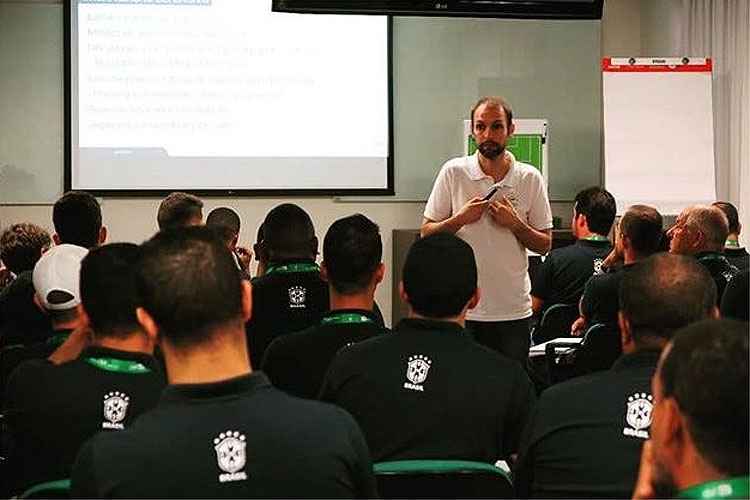 Rui Sousa durante aula na Confederação Brasileira de Futebol, em fevereiro de 2018