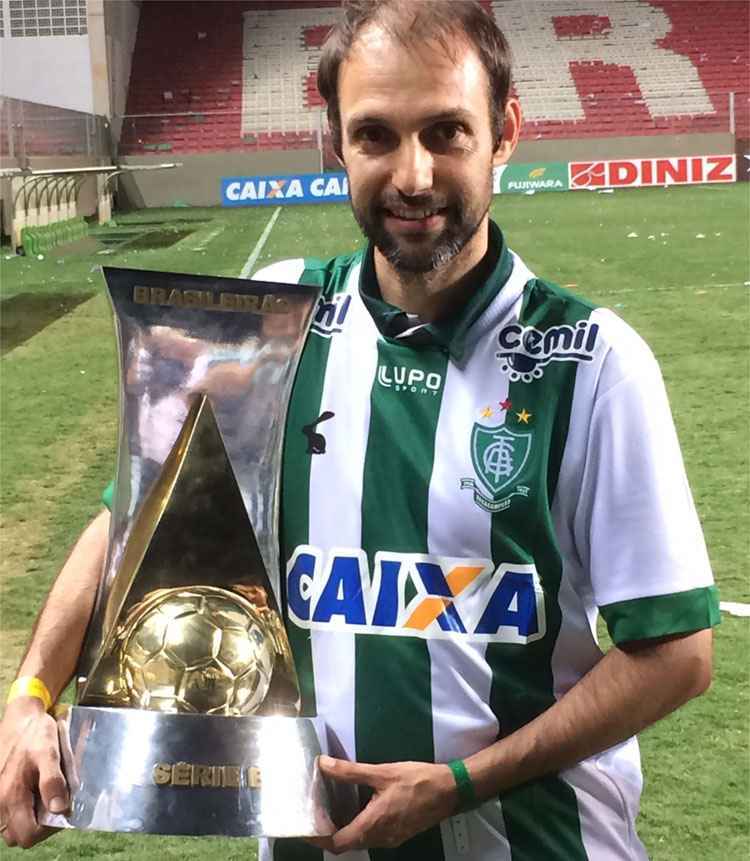 Rui Sousa com o troféu da Série B 2017, conquistado na gestão do técnico Enderson Moreira