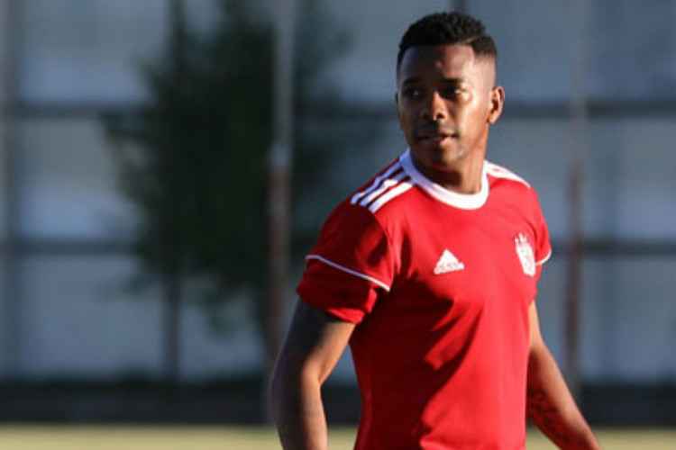Especulado no Santos, Robinho tem contrato até o meio do ano e esperava cumpri-lo