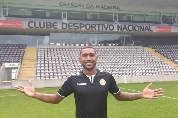 Arthur vestiu a camisa 3 do Nacional da Madeira, mas acabou rescindindo contrato depois de cinco jogos