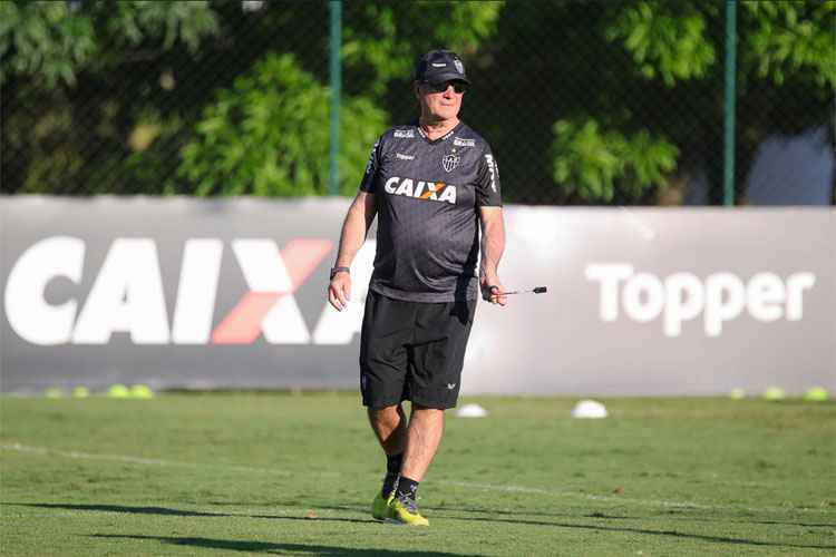 Diretoria já anunciou dois reforços e conclui outras negociações para fechar elenco de Levir Culpi