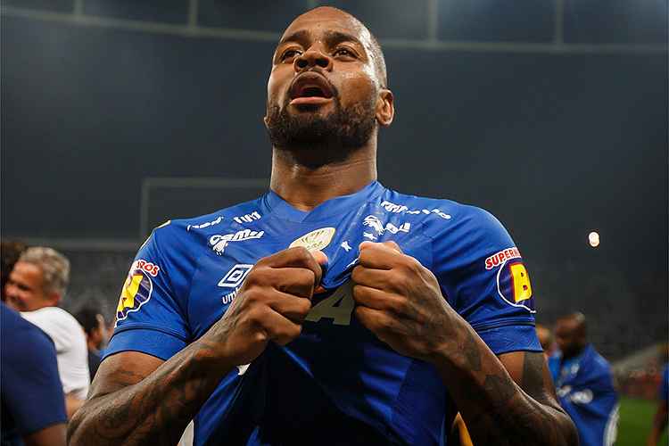 O Cruzeiro informou que Dedé se reapresentará na Toca da Raposa II e tem multa de R$ 330 milhões