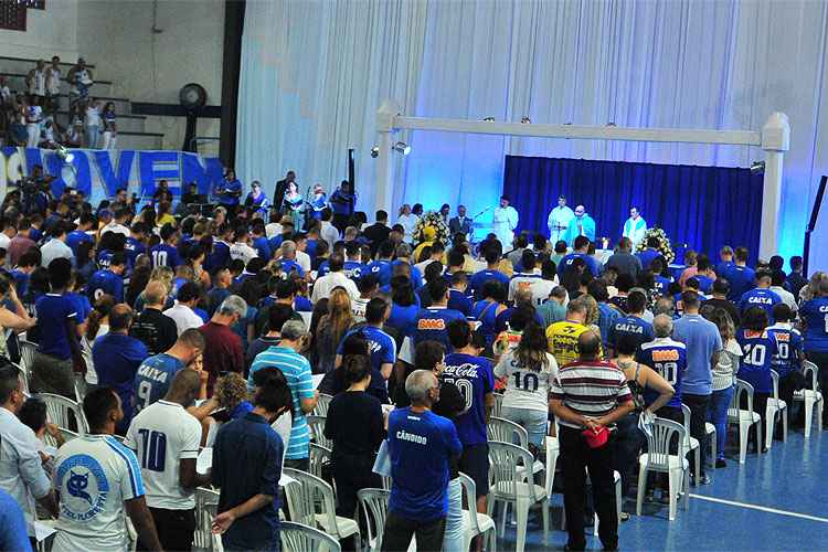 Muitos torcedores compareceram ao Ginásio do Barro Preto, em Belo Horizonte, para missa do Cruzeiro