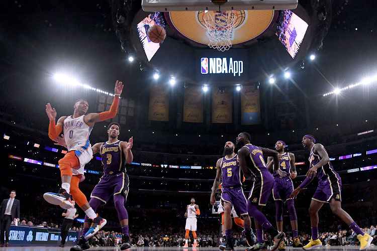 Westbrook  anotou  triple-double de 14 pontos, 16 rebotes e dez assistências na vitória sobre Lakers