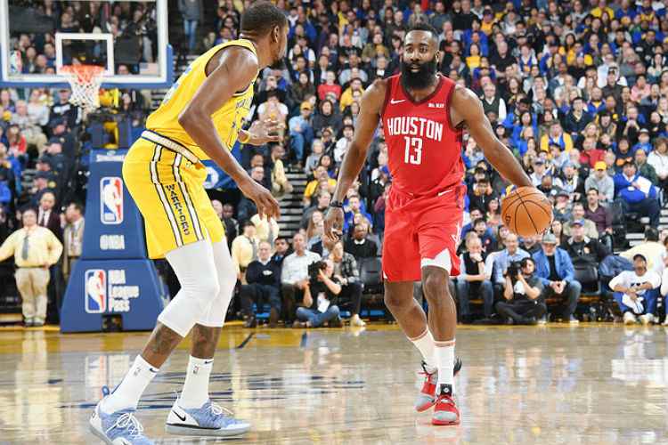 James Harden anotou triple-double de 44 pontos, dez rebotes e 15 assistências na partida