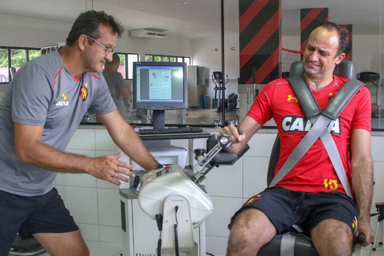 Prazo inicial de recuperação do goleiro era de três meses, o que pode tirá-lo da estreia do Estadual