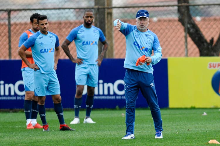 Mano Menezes pode priorizar a Libertadores ou dar entrosamento aos titulares no Mineiro