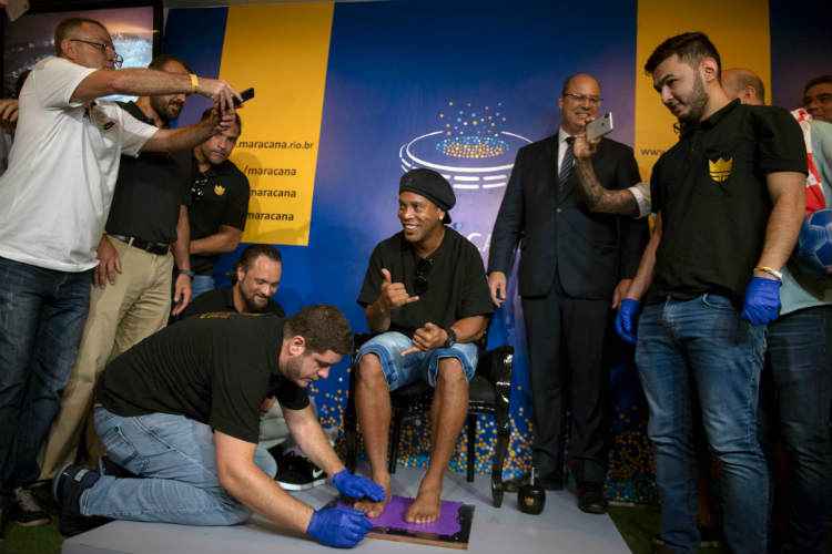 Ronaldinho Gaúcho deixou a marca de seus pés na Calçada da Fama do Maracanã, no Rio de Janeiro