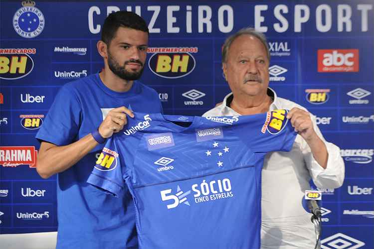 Jadson foi apresentado pelo presidente do Cruzeiro, Wagner Pires de Sá, nesta terça-feira