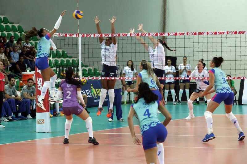 O Brasília Vôlei não suportou a força da equipe do técnico Zé Roberto