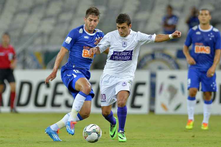 Em ação pelo Defensor contra Cruzeiro, Arrascaeta enfrenta Lucas Silva na Libertadores de 2014