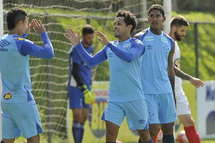 Rafinha marcou o primeiro gol do Cruzeiro no jogo-treino contra o Democrata de Sete Lagoas
