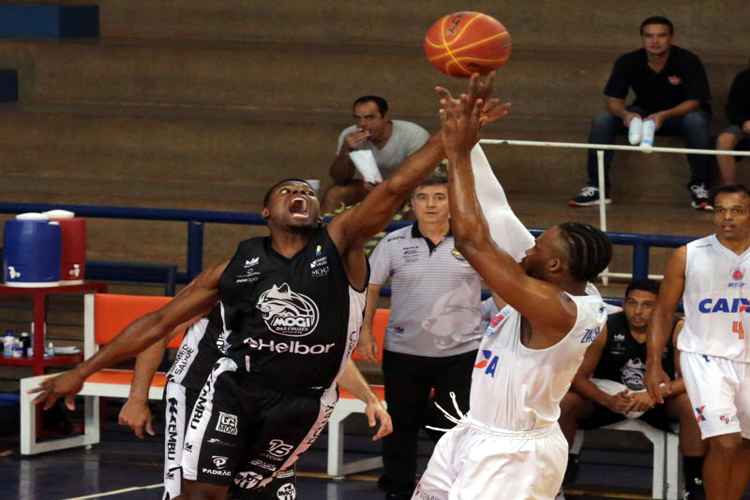 O ala Zach Graham encara a marcação do Mogi. O norte-americano marcou 22 pontos no jogo
