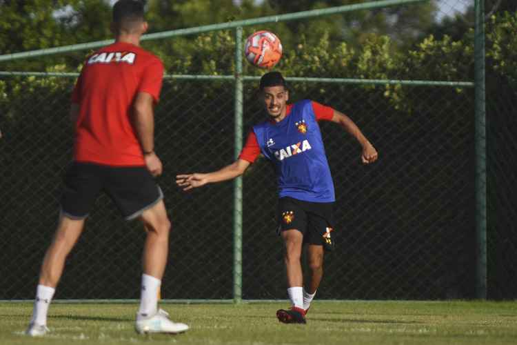 O volante foi revelado pelas categorias de base do Sport e chegou ao profissional em 2014