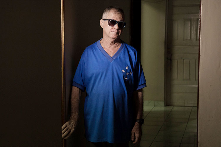 Nascido em Nova Lima, Seu Lúcio, de 66 anos, vive em Novo Airão-AM, onde administra um hostel