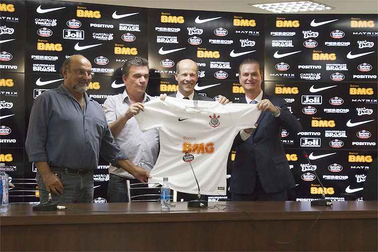 Diretoria do Corinthians e representantes do BMG, entre eles Ricardo Guimarães, explicaram parceria