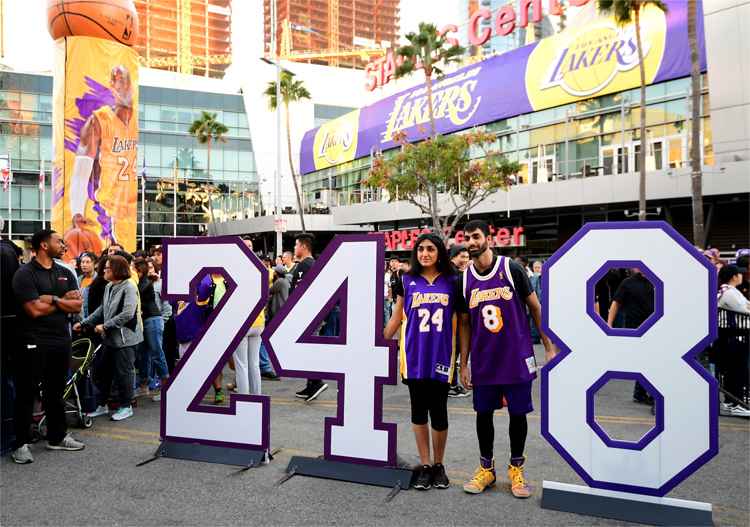 Fãs posam com as camisas 8 a 24, eternizadas por Kobe Bryant no Los Angeles Lakers