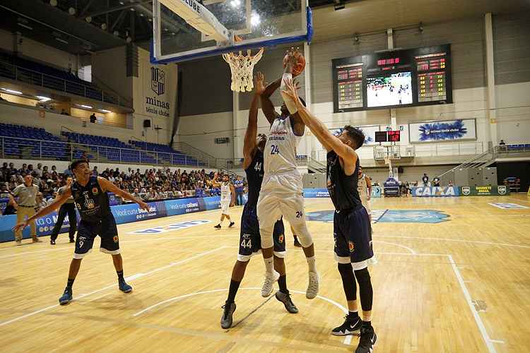 No time de basquete do Minas, o ala-pivô Paranhos leva o número 24 às costas