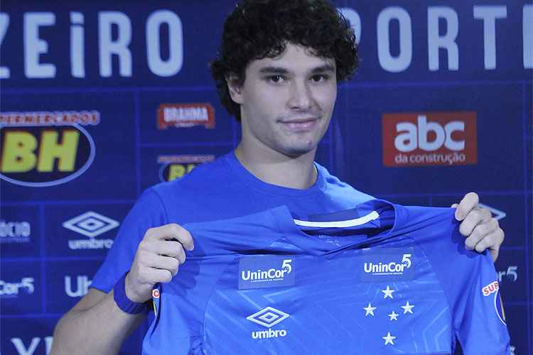 Apresentado nessa quinta-feira, lateral-esquerdo Dodô vai vestir a camisa 18 no Cruzeiro