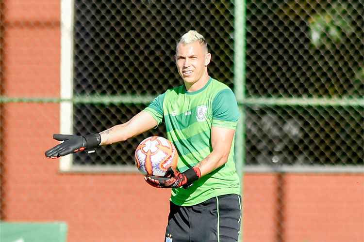 Marcelo Toscano brinca de goleiro em treino do América: esperança de mais gols no Independência