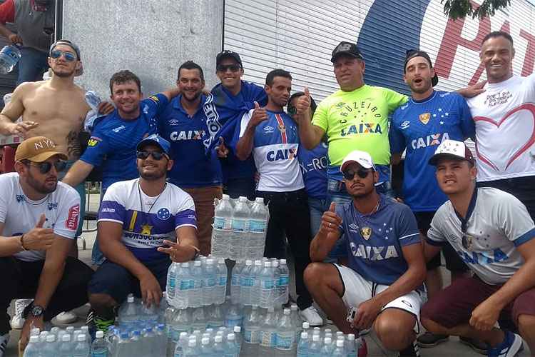 Grupo de cruzeirenses de Pimenta doou água para as vítimas de Brumadinho