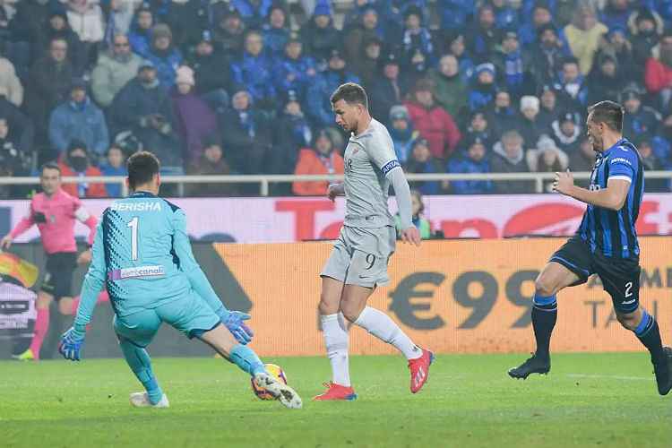 Dzeko marcou dois gols para Roma, que cedeu empate à Atalanta apesar de boa vantagem no placar