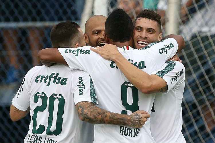 Jogadores do Palmeiras comemoram vitória sobre São Caetano fora de casa; time segue invicto