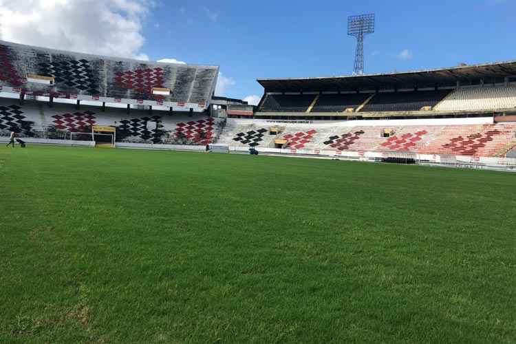 Imagem desta terça-feira mostra o processo de requalificação do piso do Arruda