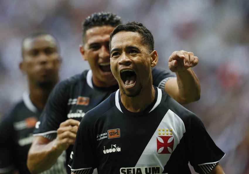Pikachu comemora o gol que deu a vitória ao Vasco: imagens para poder ajudar o time a se acertar em campo