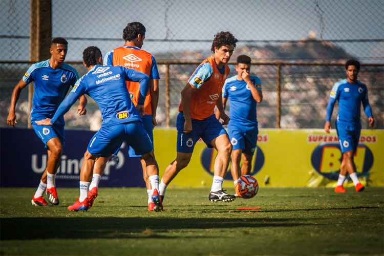 Reforços do Cruzeiro, como o lateral-esquerdo Dodô (de laranja), poderão estrear contra o Villa Nova