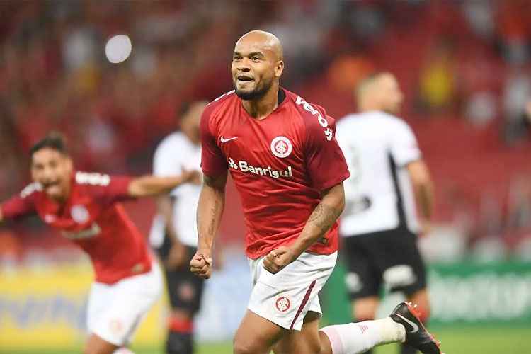 Rodrigo Moledo comemora o gol que tirou o Internacional do sufoco e aliviou a pressão