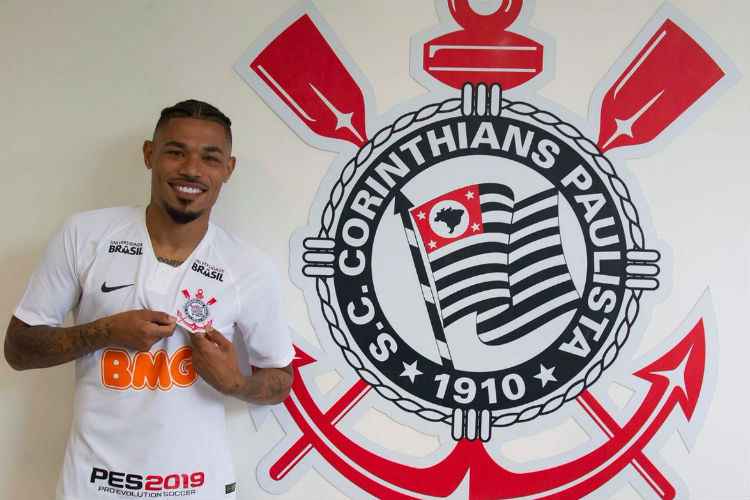 Urso chega do futebol chinês, depois de rescindir contrato com o Guangzhou RF, onde atuou dois anos