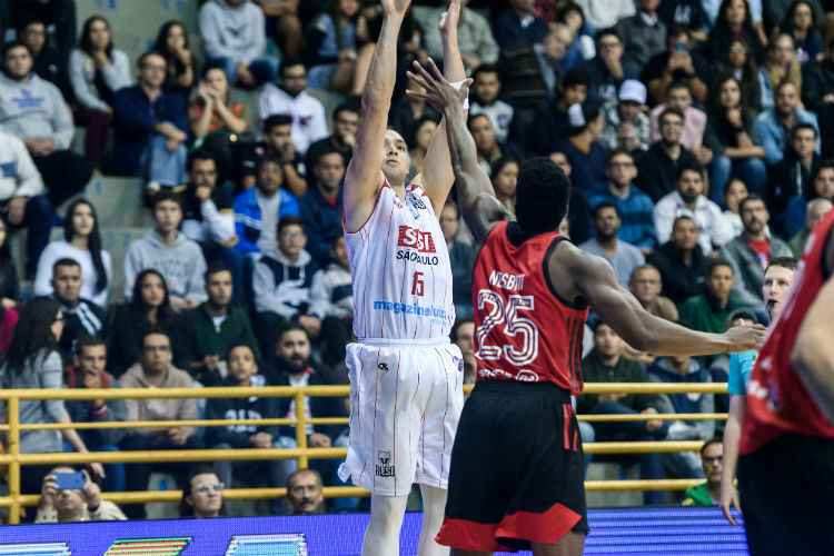 Lucas Cipolini, pivô do Franca, foi chamado para atuar na equipe NBB Brasil