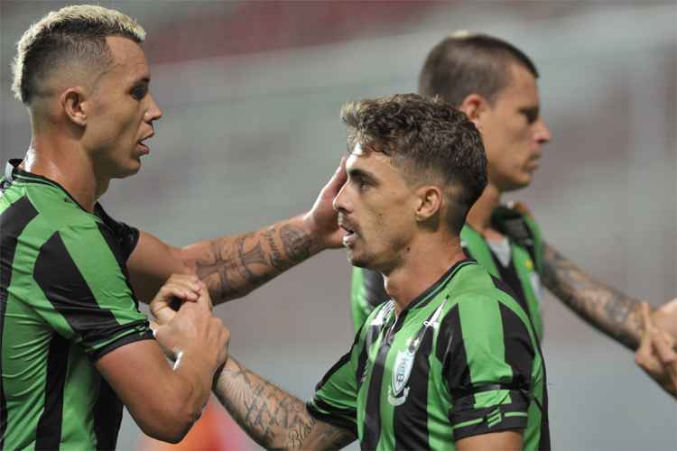 Neto Berola marcou seus dois primeiros gols com a camisa do América na vitória por 3 a 1 para a URT