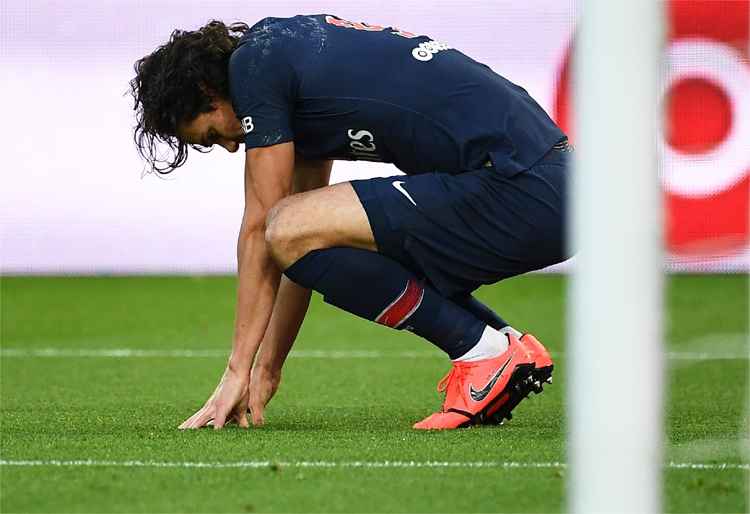 Cavani se contundiu na vitória sobre o Bordeaux, sábado, pelo Campeonato Francês