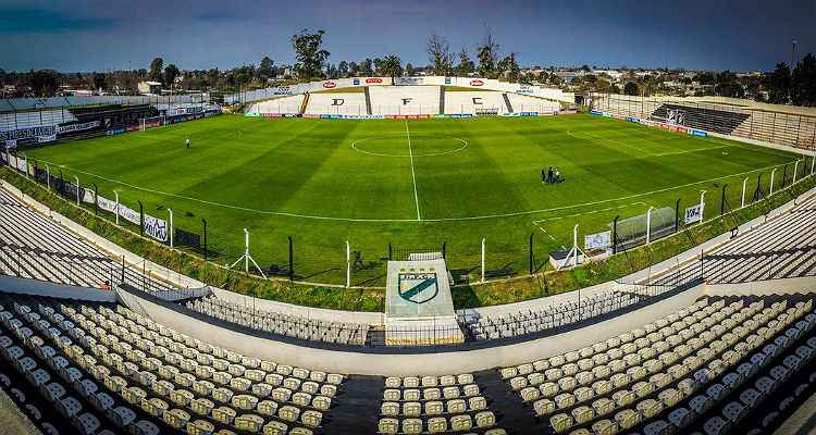 Estádio Jardines del Hipódromo - María Mincheff de Lazaroff: homenagem merecida do Danubio