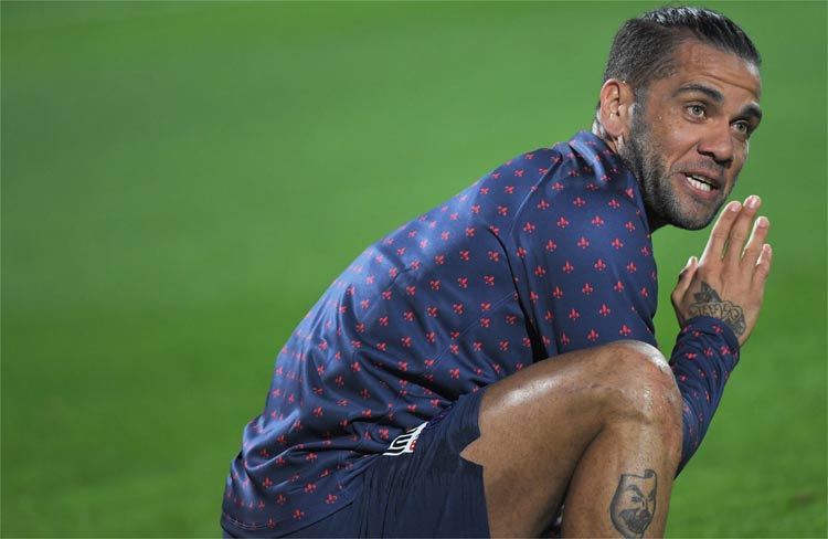 Daniel Alves lembrou que o PSG sofreu para se garantir nas oitavas de final da Liga dos Campeões
