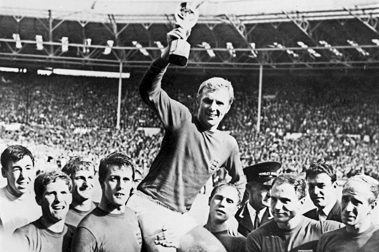 Banks levanta a taça Jules Rimet, em comemoração do título mundial da Seleção Inglesa, em 1966