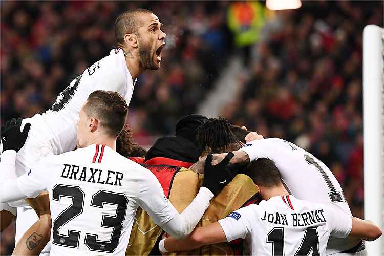 Daniel Alves comemora com os companheiros o gol da vitória sobre o Manchester United