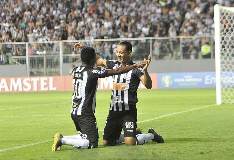 Ricardo Oliveira foi o grande destaque do Atlético ao marcar dois gols na vitória por 3 a 2