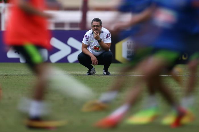 Rogério Micale comanda treino da Seleção Olímpica em 2016: técnico confirmou que somente os campos do Ninho do Urubu foram usados na competição