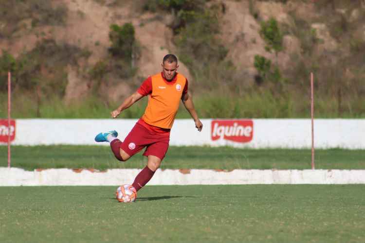 Artilheiro do Náutico com seis gols, Wallace PE saiu de campo se queixando de dores no joelho