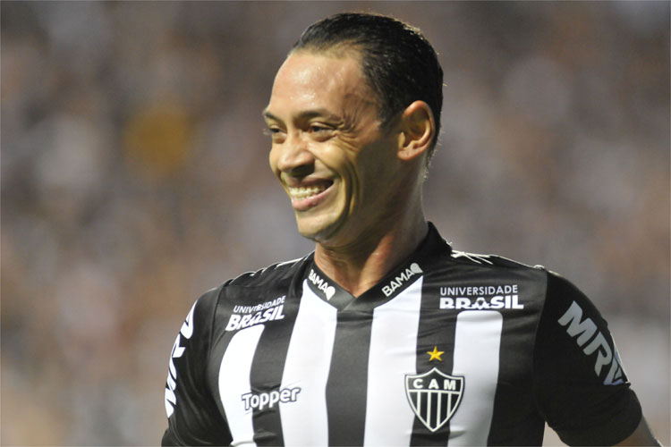 Ricardo Oliveira marcou duas vezes nessa terça e comandou vitória do Atlético sobre o Danubio
