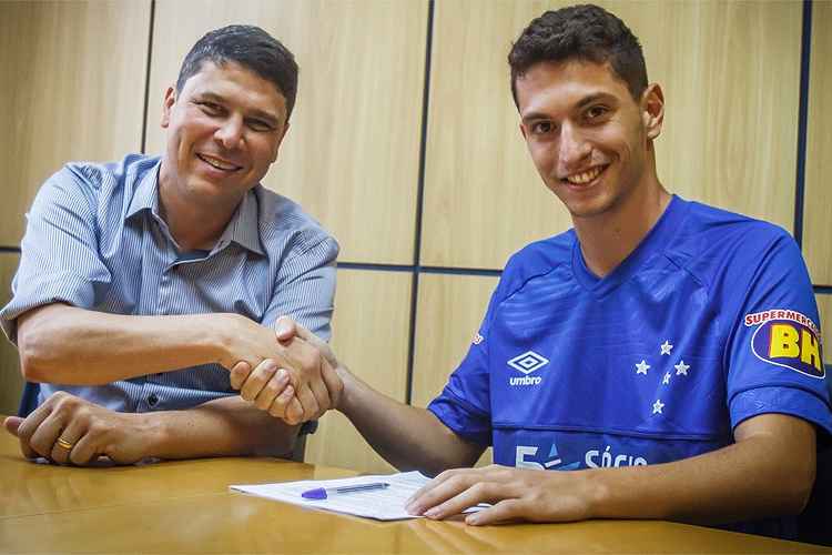 Marco Antônio assinou novo contrato com o Cruzeiro ao lado do gerente de futebol Marcone Barbosa