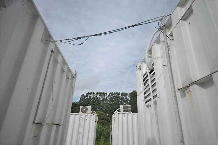 Fios elétricos expostos entre dois contêineres do centro de treinamento Lanna Drumond