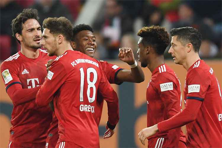 Bayern teve dificuldade para superar o Augsburg, mas encostou na liderança do Alemão