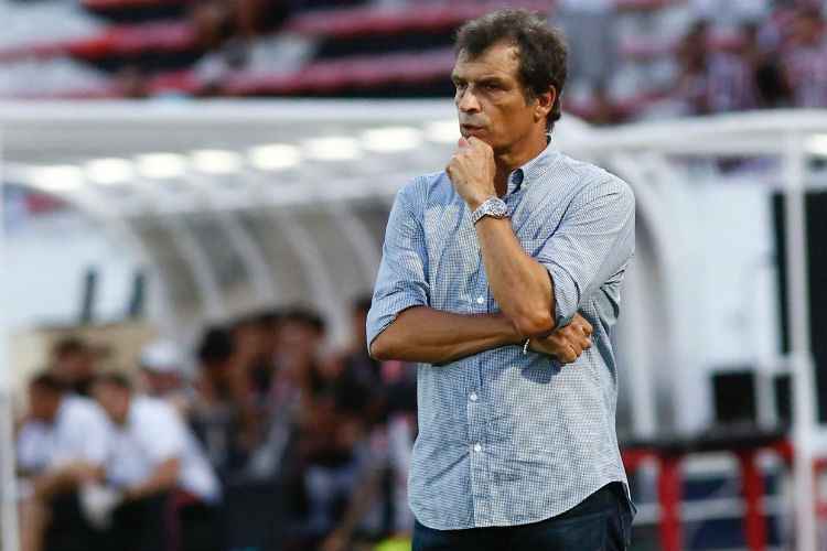 Técnico do Leão criticou o árbitro Luiz Sobral e saiu em defesa do ídolo Magrão